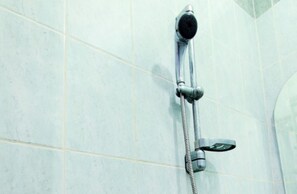 Bathroom shower - Hotel Rezeki Batam (Batam)