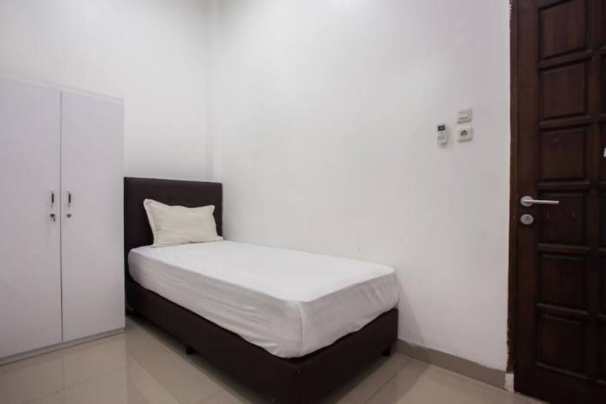 Standard Room | Desk, WiFi (free), bed sheets