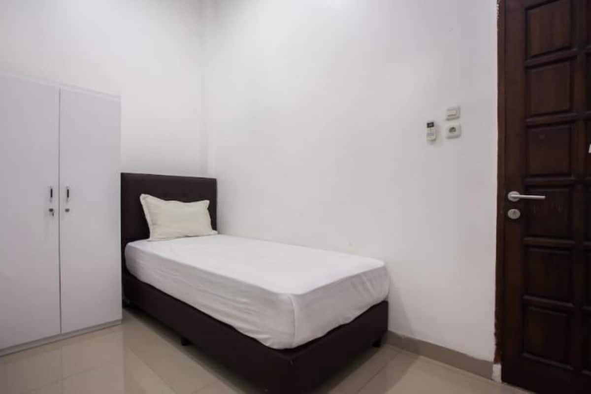 Escritorio, wifi gratis y ropa de cama