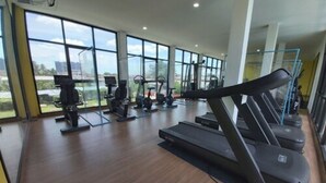 Ett gym med löpband, motionscyklar och crosstrainers.