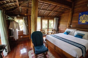 Escritorio, wifi gratis y ropa de cama 
