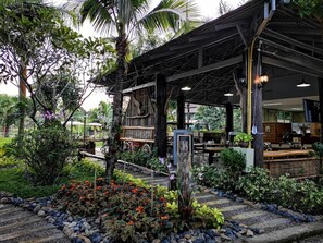 Restaurant - Royal Train Garden Resort (Hang Dong)