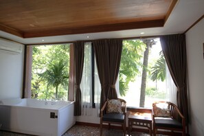 Deluxe Double Room (with Jacuzzi) | Desk, free WiFi, bed sheets