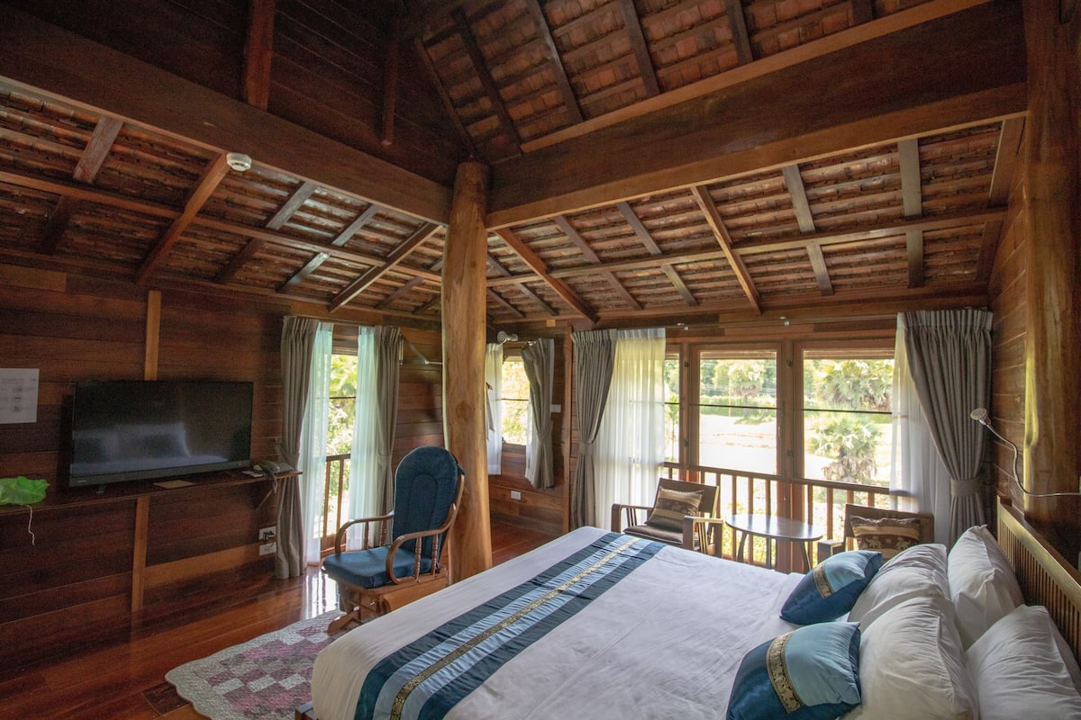 Grand villa (Baan Lanna) | Een bureau, gratis wifi, beddengoed