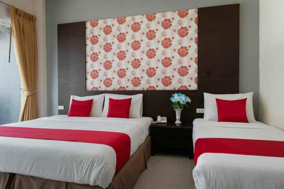Family Room | Desk, free WiFi, bed sheets