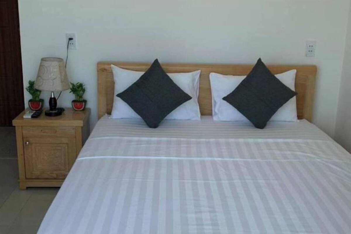 Soundproofing, free WiFi, bed sheets