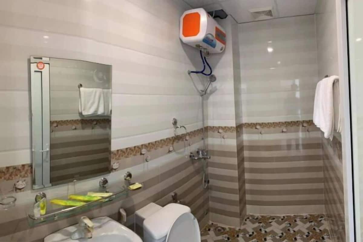 Salle de bain | Douche, articles de toilette (gratuits), séchoir à cheveux, pantoufles