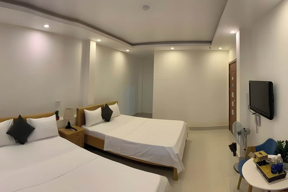 Chambre familiale, 2 grands lits | Système d’insonorisation, accès au Wi-Fi (inclus), literie fournie