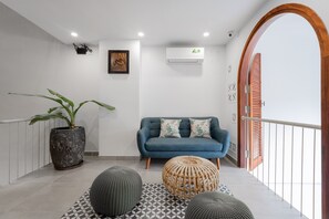 Lobby sitting area - JooHouse Lux (Ho Chi Minh City)