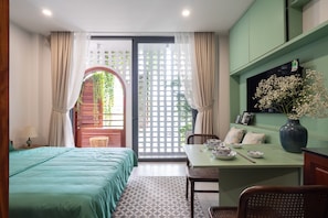 Habitación Deluxe, balcón | Espacio para trabajar con laptop, wifi gratis y ropa de cama 