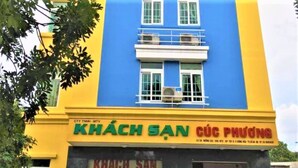 A building with a blue and yellow facade, featuring signage for 'KHÁCH SAN' and 'CÚC PHƯƠNG'. - Cuc Phuong Hotel (Ho Chi Minh City)