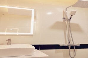 Shower, free toiletries, hair dryer, slippers - Cuc Phuong Hotel (Ho Chi Minh City)