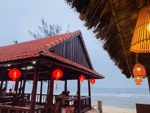 Beach bar - Nana Lee Homestay & Restaurant (Dong Hoi)