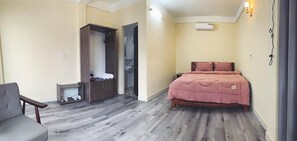 Desk, free WiFi - Nana Lee Homestay & Restaurant (Dong Hoi)