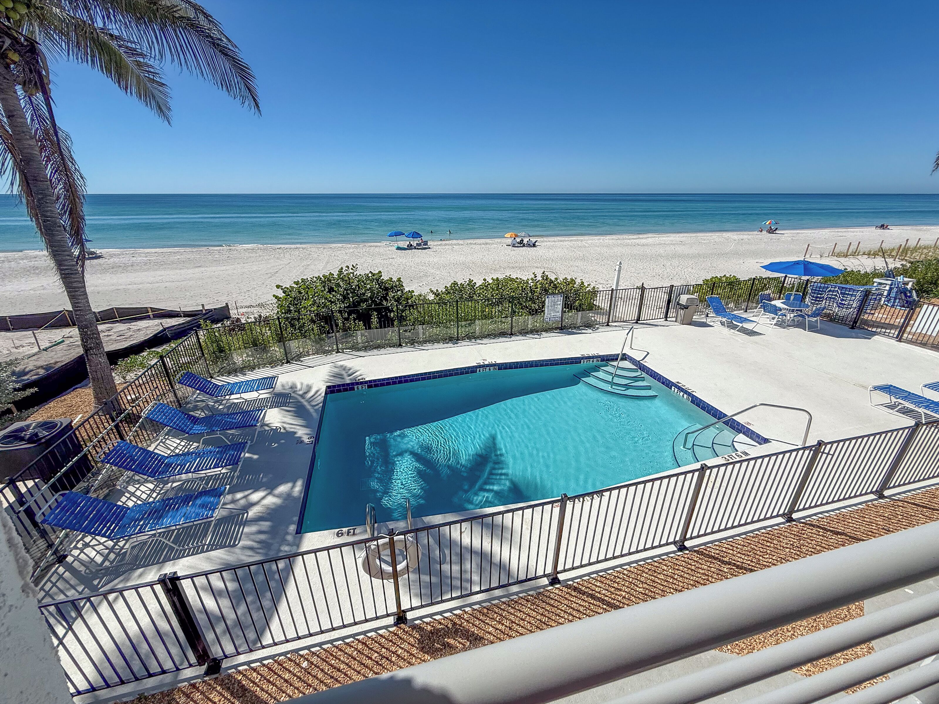 室外游泳池，恒温泳池