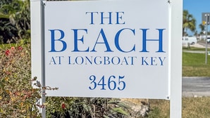 Segnaletica per 'The Beach at Longboat Key' con l'indirizzo '3465'.
