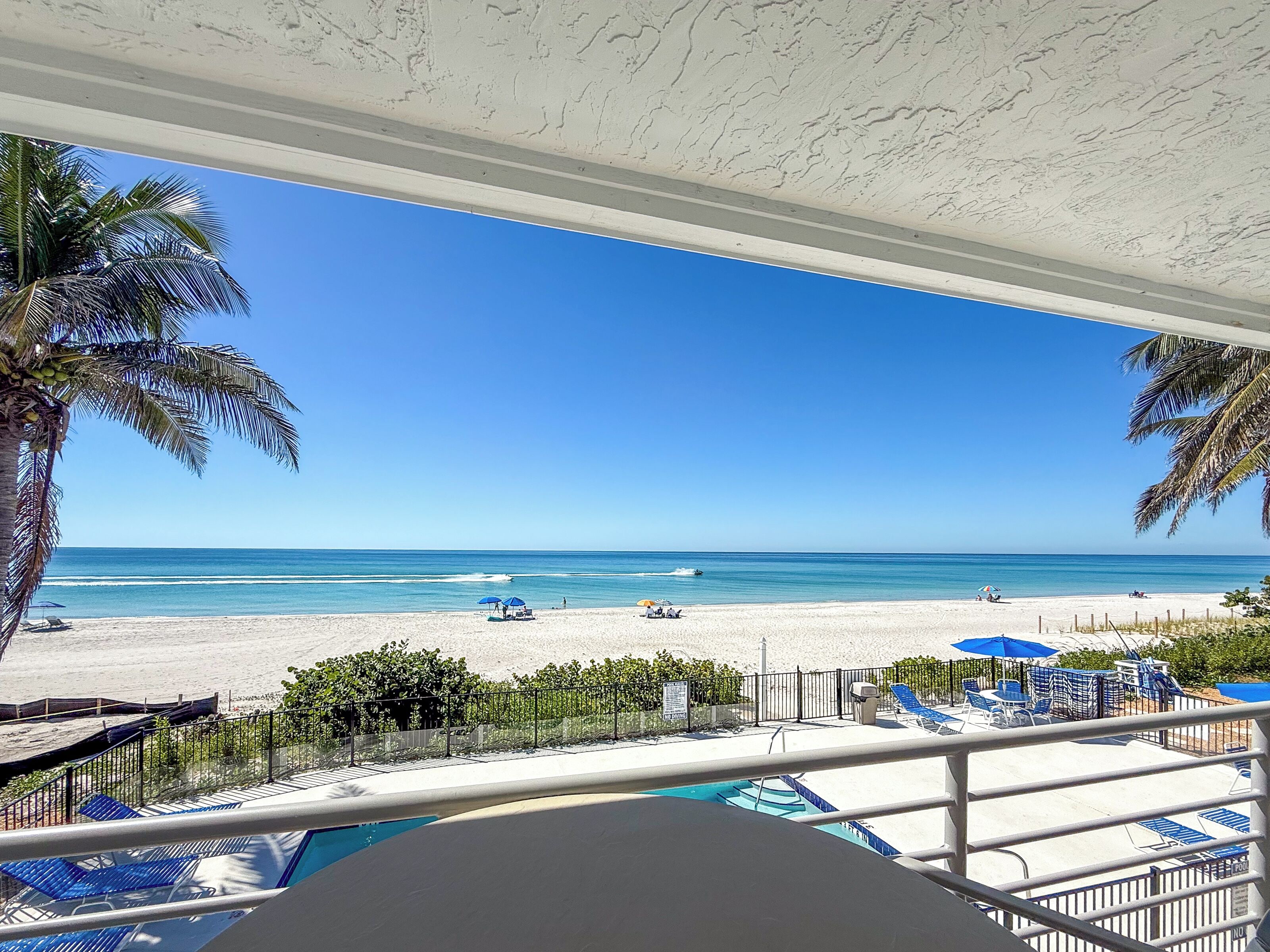 Plage, chaises longues, serviettes de plage