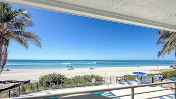 Plage, chaises longues, serviettes de plage