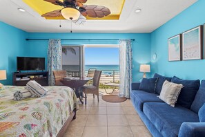 Een strijkplank/strijkijzer, reisbedje, gratis wifi, beddengoed