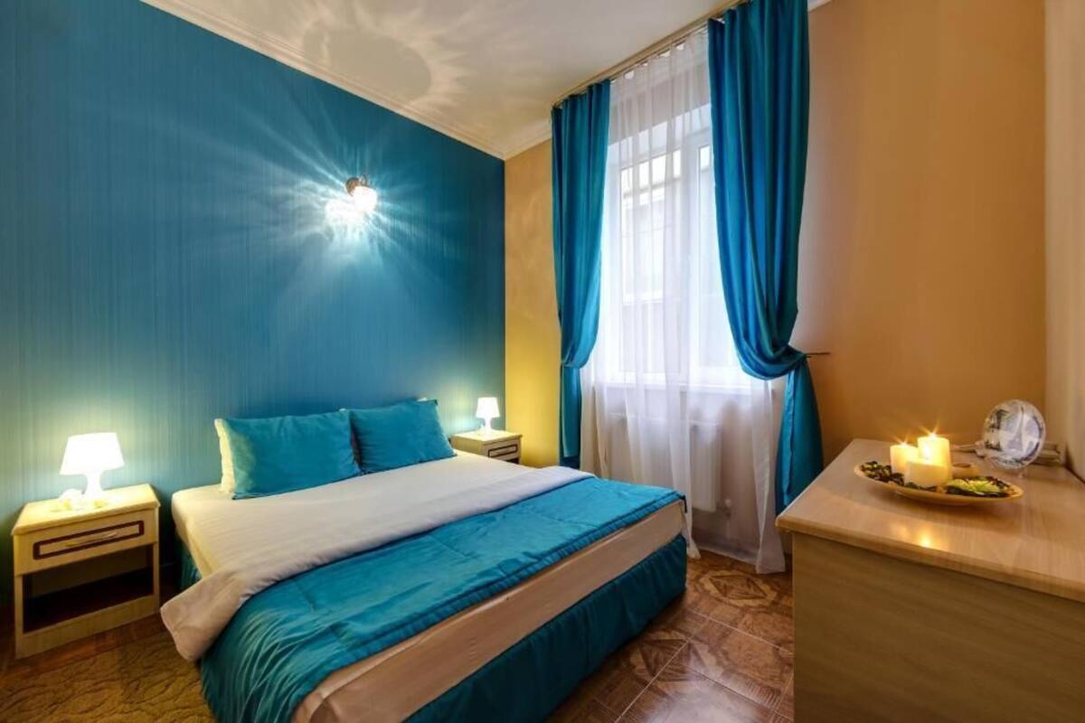 Comfort tweepersoonskamer | Een minibar, een kluis op de kamer, een bureau