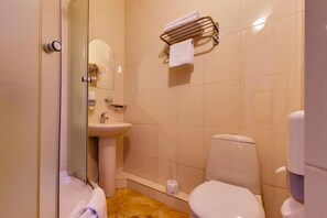 Shower, free toiletries, hair dryer, towels - Hotel Marton Lion (Krasnodar)