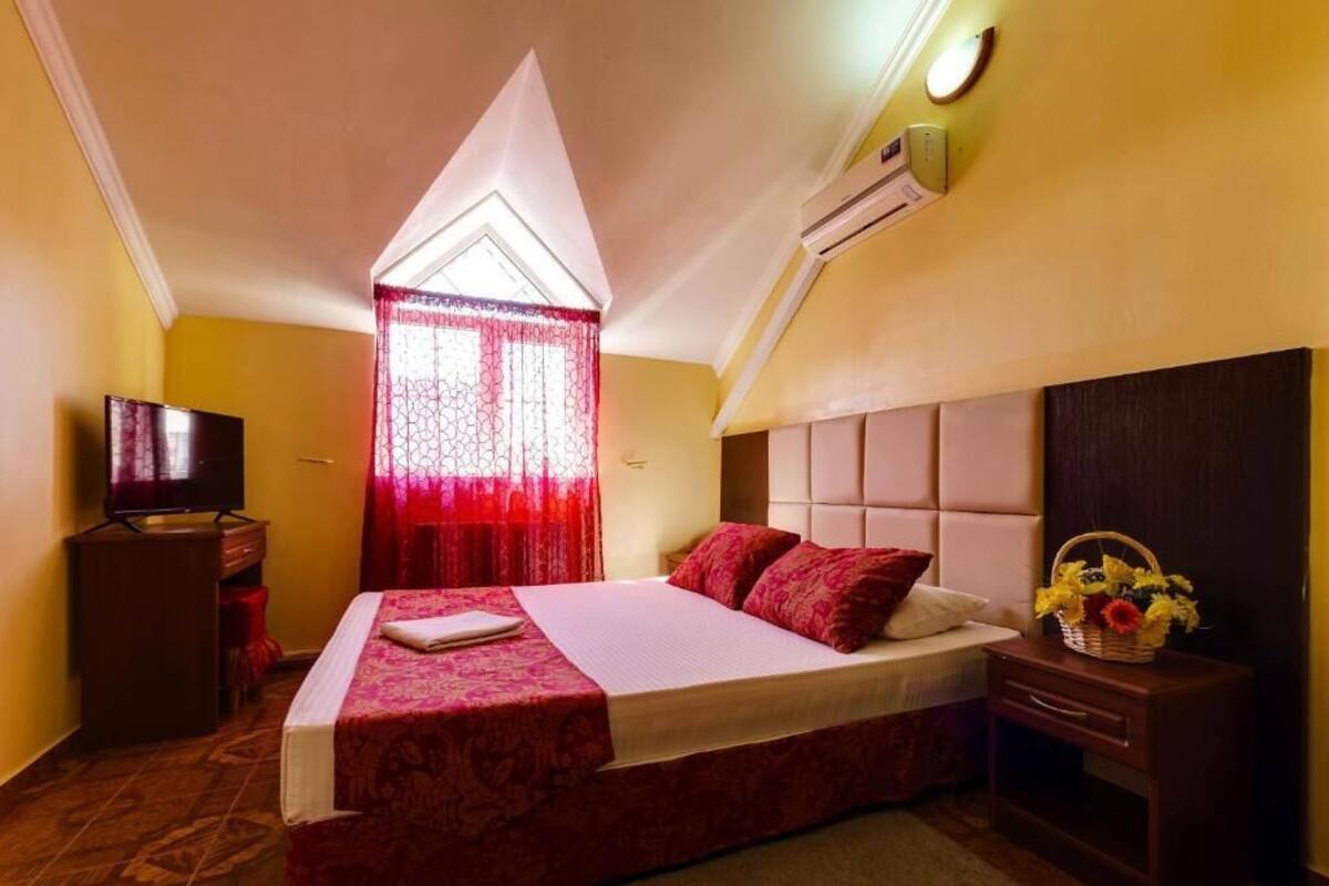 Standaard tweepersoonskamer | Een minibar, een kluis op de kamer, een bureau