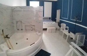 Bathroom - Water Room Suite (Campagna)
