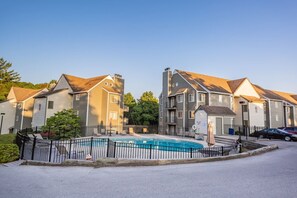 Una piscina cubierta, una piscina climatizada
