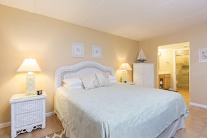 2 bedrooms, iron/ironing board, Internet, bed sheets - Edgewater 302 - Cozy furnishings;Beachfront pool;Near hot spots (South Padre Island)