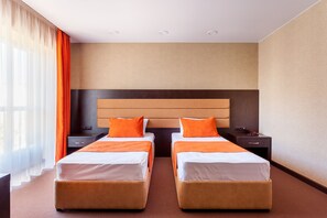 Kahden hengen standard-huone (kaksi sänkyä) | Tallelokero huoneessa, työpöytä, silitysrauta/-lauta, ilmainen Wi-Fi