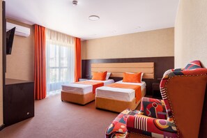 Kahden hengen standard-huone (kaksi sänkyä) | Oleskelualue | LED-televisio