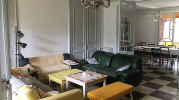 Télévision, baby-foot, table de tennis de table, livres
