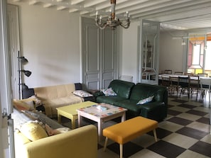 Fernseher, TischfuĂball, Tischtennisplatte, BĂŒcher