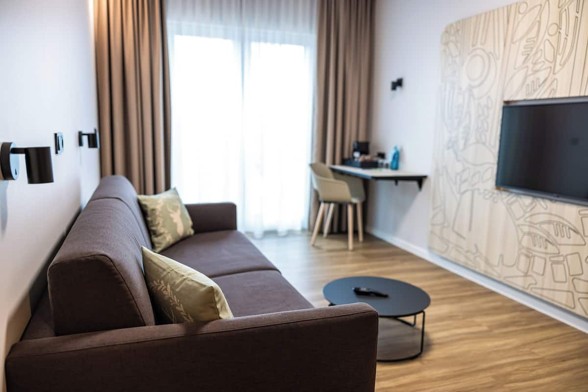 1 bedroom, hypo-allergenic bedding, desk, laptop workspace