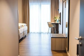 1 bedroom, hypo-allergenic bedding, desk, laptop workspace