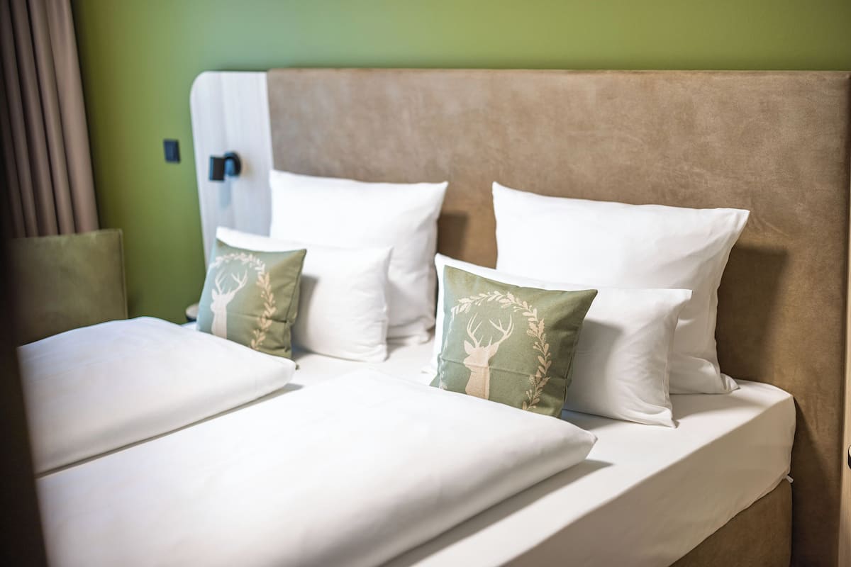 1 bedroom, hypo-allergenic bedding, desk, laptop workspace