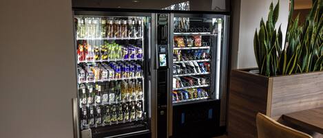 Zona de máquinas expendedoras con aperitivos y bebidas.