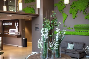Reception - Platzhirsch Living Hotel (Kelsterbach)