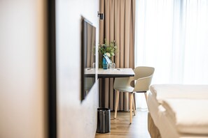 Hypo-allergenic bedding, desk, laptop workspace, blackout curtains - Platzhirsch Living Hotel (Kelsterbach)