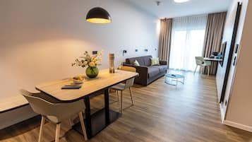 Standard Suite | Hypo-allergenic bedding, desk, laptop workspace, blackout drapes