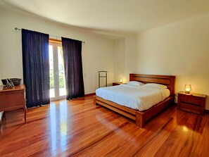 3 habitaciones, tabla de planchar con plancha y cuna de viaje