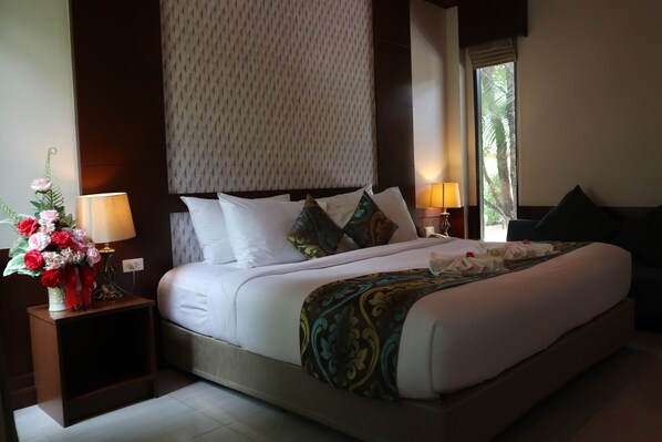 Deluxe Room, 1 King Bed, Jetted Tub | Individually decorated, individually furnished, desk, laptop workspace