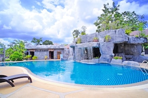 Outdoor pool, free cabanas, pool umbrellas