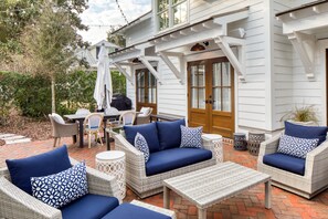 Outdoor dining - Pet Friedly, with brink Courtyard, Outdoor Fireplace + Guest House (Bluffton)