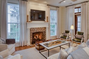 テレビ、暖炉、ステレオ