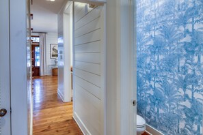 Interior - Pet Friedly, with brink Courtyard, Outdoor Fireplace + Guest House (Bluffton)