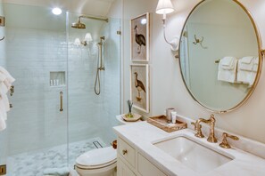Bathtub, hair dryer, towels - Pet Friedly, with brink Courtyard, Outdoor Fireplace + Guest House (Bluffton)