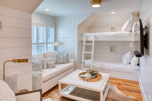 4 bedrooms, WiFi, bed sheets - Pet Friedly, with brink Courtyard, Outdoor Fireplace + Guest House (Bluffton)