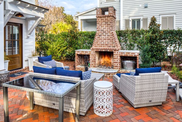Terrace/patio - Pet Friedly, with brink Courtyard, Outdoor Fireplace + Guest House (Bluffton)