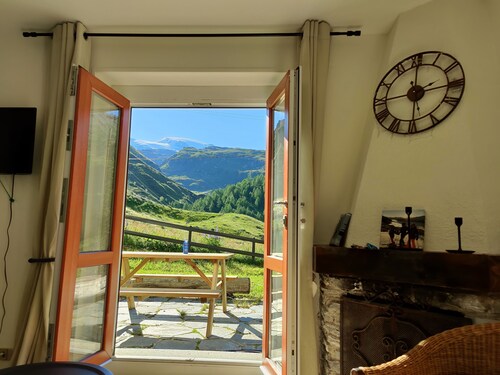 Ski-in-ski-out for 10-12 people 2 apartments